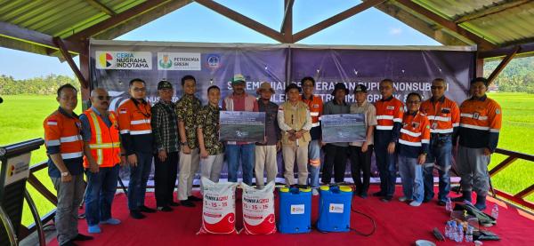 Petani di Sekitar PSN PT Ceria Nugraha Indotama Dapat Bantuan 3,2 Ton Pupuk