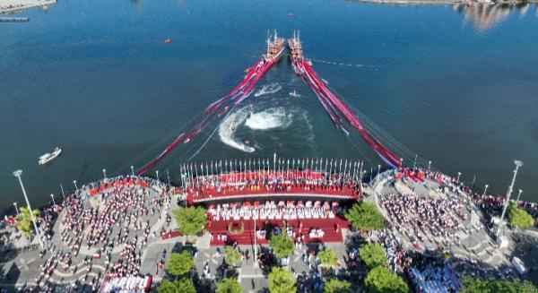 Bendera Merah Putih 7.900 Meter Membentang di Perairan Pantai Losari