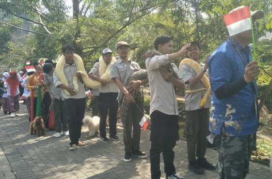 Parade Satwa dan Marching Band Semarakan HUT RI di Lembang Park and Zoo