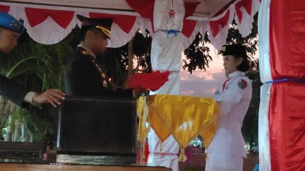 Wakil Bupati Sakit, Kapolres Sumba Timur jadi Irup Penurunan Bendera