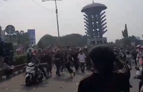 Tak Dikasih Lewat, Iring-iringan Pawai Carnaval HUT RI Ke-79 di Kota Cilegon Ricuh