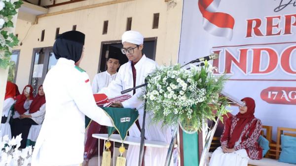 Peringatan HUT RI ke-79 di Pesantren Manbaul Ulum Bondowoso: Pidato Lora DR H Miftahus Surur