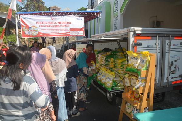 Momentum HUT ke-79 RI, Warga Semarang Antusias Beli Beras di Bulog Siaga Merdeka