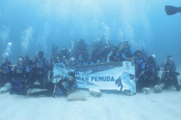 Pembentangan Bendera Merah Putih di Dasar Laut Ambon Peringati HUT RI