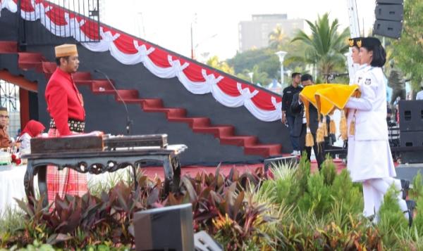 Sebelum Prosesi HUT RI ke 79, PJ Sekda Makassar Terima Duplikat Bendera Pusaka