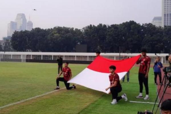 Momen Haru Dony, Pemain Timnas yang Jadi Pembentang Bendera Merah-Putih di Upacara Kemerdekaan RI