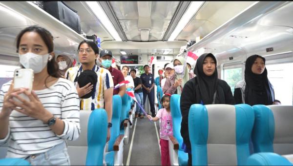 Detik-detik Proklamasi, Penumpang Kereta Api Berdiri dan Nyanyikan Lagu Kebangsaan