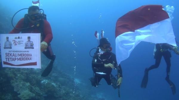 Promosikan Pariwisata, Polres Wakatobi Gelar Upacara Bendera di Bawah Laut pada HUT ke-79 RI