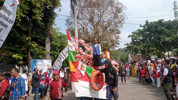 Ribuan Warga Sindangbarang Tumpah Ruah Saksikan Karnaval HUT RI ke-79