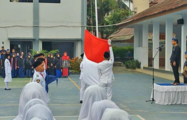 SURPRISE! Menteri Nadiem Jadi Pembina Upacara HUT RI ke-79 di SMA 1 Rangkasbitung