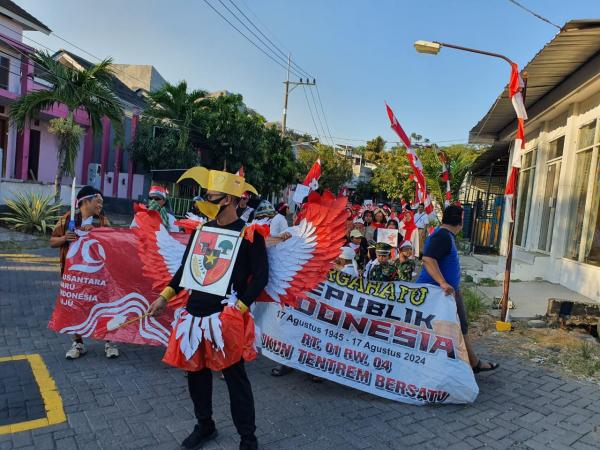 Semarak HUT RI, 20 Keluarga Berdandan Nyentrik Warnai Karnaval Merdeka