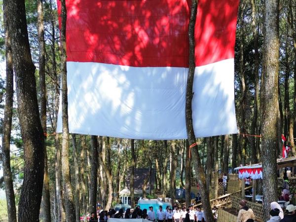 Komunitas Panjat Tebing Kibarkan Bendera Raksasa di Kaki Gunung Ciremai, Kuningan