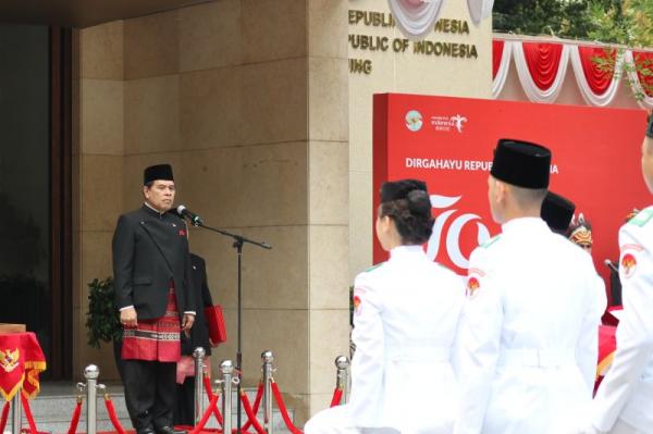 Kenakan Kain Tanimbar, Djauhari Oratmangun Pimpin Upacara HUT RI di KBRI China