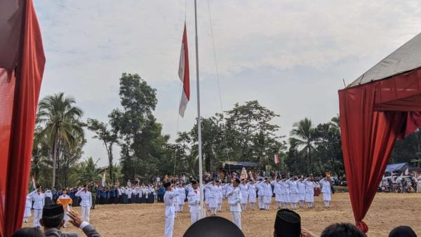 Bendera Merah Putih Berkibar di Langit Cihara, Ditatap Bangga Ratusan Peserta Upacara HUT RI ke-79