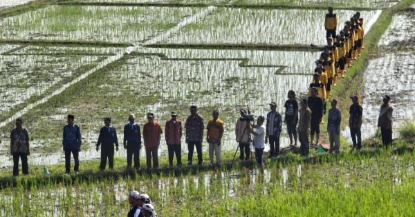 Cara Unik Dinas PU SDA Jatim, Gelar Upacara HUT RI ke-79 di Saluran Irigasi Bersama Petani