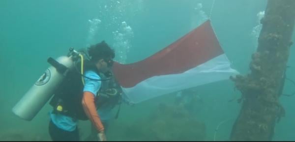 Seru! Upacara HUT RI di Objek Wisata Tanjung Lesung, Kibarkan Bendera Merah Putih dari Dasar Laut