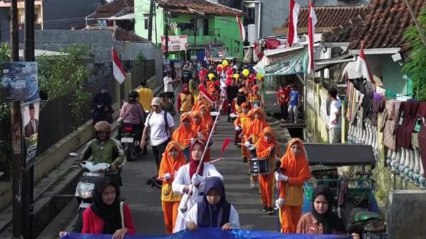 Seru! Anak di Tasikmalaya Diarak Jampana Keliling Kampung Usai Dikhitan pada HUT ke-79 RI