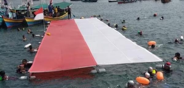 Pecahkan Rekor Dunia, Perenang Antarpulau Bentangkan Bendera Merah Putih Sejauh 8,3 Km di Laut