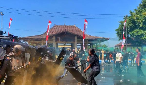 Simulasi Pengamanan Pilkada Ponorogo, Massa Demonstrasi Bentrok dengan Aparat