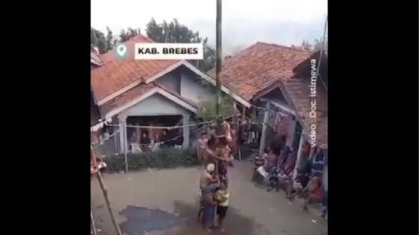 Panjat Pinang di Brebes Berakhir Petaka, 1 Orang Tewas