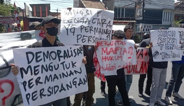 Aliansi Mahasiswa Peduli Hukum Kepung Kejari dan PN Bandung, Tuntut Netral dan Adil