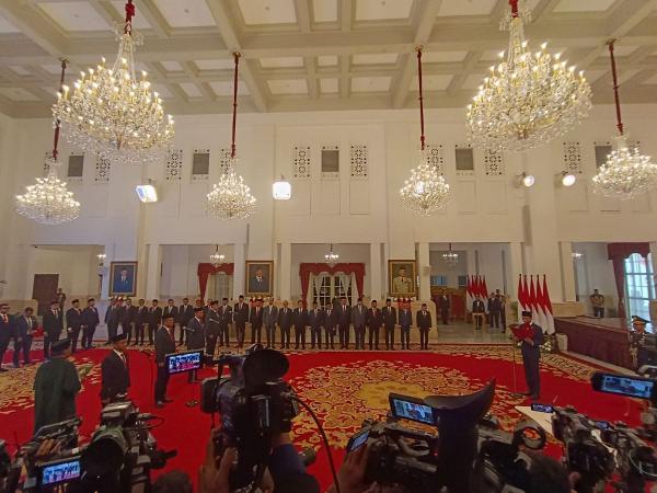 Reshuffle Kabinet! Presiden Jokowi Resmi Lantik Bahlil hingga Angga Raka Prabowo