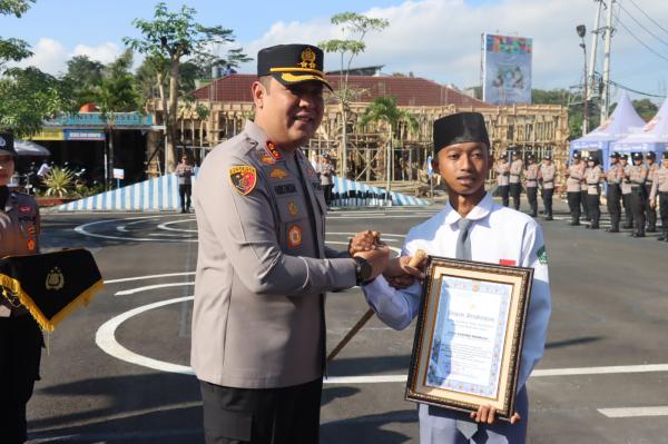 Polres Tasikmalaya Berikan Penghargaan kepada Siswa MA yang Panjat Tiang Bendera saat HUT ke-79 RI