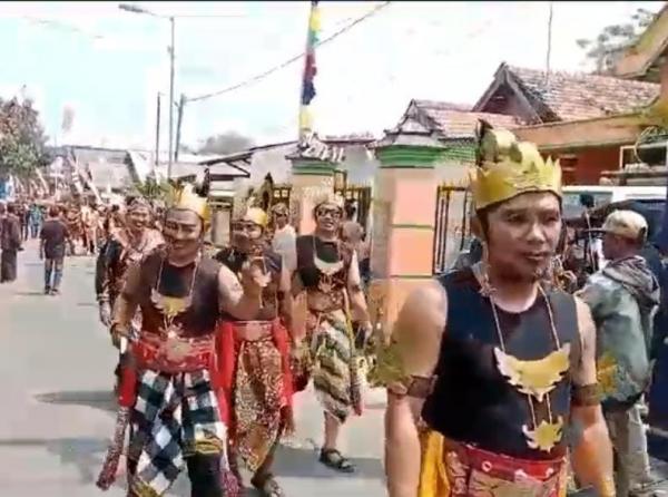 Semarak HUT RI, Warga Desa Ngembeh Menggelar Karnaval Bhineka Tunggal Ika