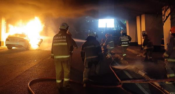 Heboh! Sedan Putih Ludes Terbakar di Viaduct Bandung, Ini Dugaan Penyebabnya