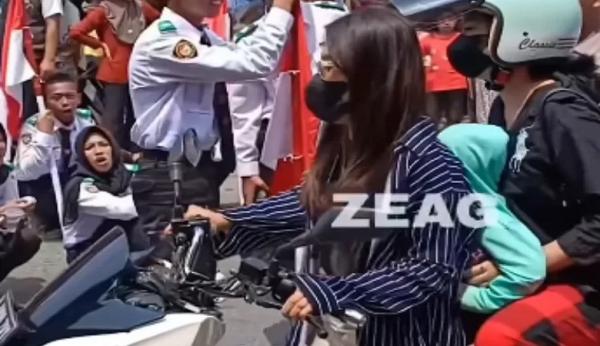 Viral, Pemotor Wanita Terobos Rombongan Karnaval Disoraki Malah Cuek Joget-Joget