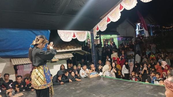 Pentas Seni Pencak Silat di Kampung Pasanggrahan Tasikmalaya pada Peringatan HUT ke-79 RI