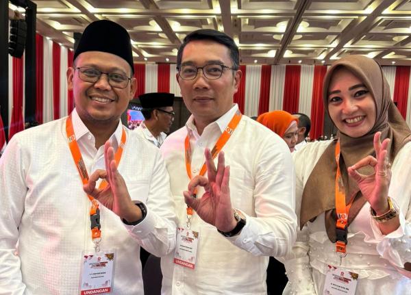 Ini Isyarat Jemari Ridwan Kamil: Dukung Imam-Ririn di Pilkada Depok 2024