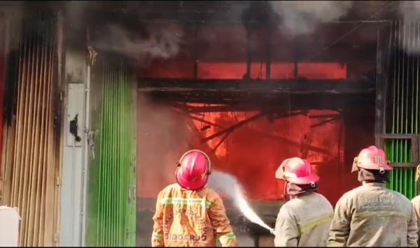 Kebakaran Hebat Landa Pasar Krian, Ratusan Kios Ludes Terbakar!