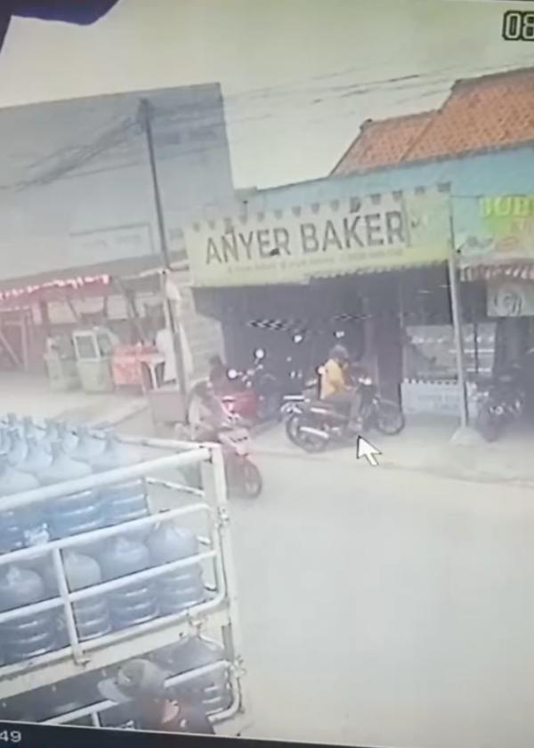 Pelaku Penjambret Terekam CCTV di Anyer Kabupaten Serang