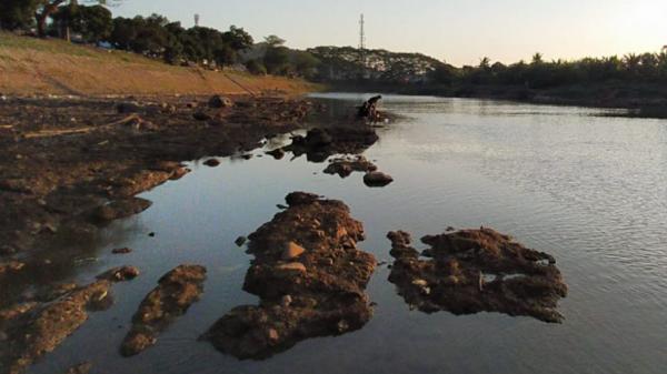 Warga Banjar Nikmati Senja di Tepi Sungai Citanduy yang Surut