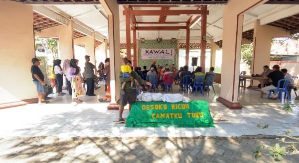 Geruduk Balai Desa, Puluhan Warga Meminta Kepala Dusun yang Diduga Selingkuh Dicopot dari Jabatannya