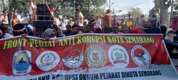 Front Pegiat Anti Korupsi Kota Semarang Unjuk Rasa di Depan Balaikota, Desak KPK Tetapkan Tersangka