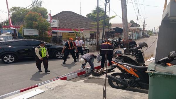 Truk Nekat Terobos, Lengan Palang Perlintasan KA di Pasar Nongko Solo Patah