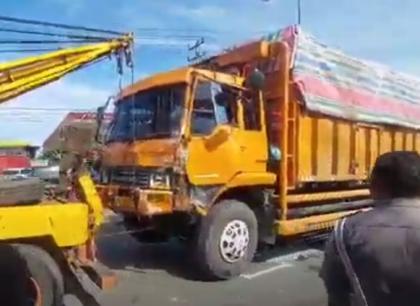 Hindari Emak-Emak Pengendara Motor, Truk Tabrak Minibus di Tebing Tinggi, Puluhan Orang Luka-Luka