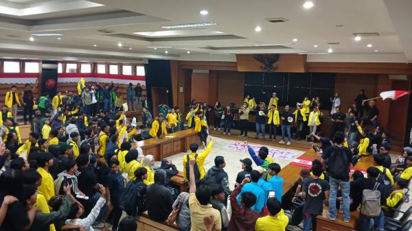 Demo Mahasiswa Tolak RUU Pilkada di Tasikmalaya, Massa Bakar Ban dan Masuk Gedung DPRD