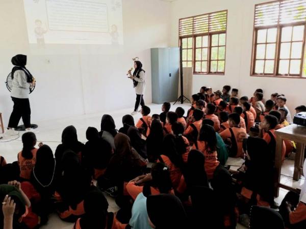 Mahasiswa Kukerta UNRI Gelar Sosialisasi Etika dan Adab di SDN 004 Sinaboi