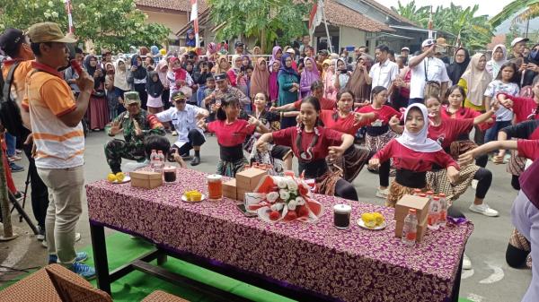 Karnaval Kemerdekaan, SMPN 1 Purwareja Klampok Tampilkan Joget Baladewa