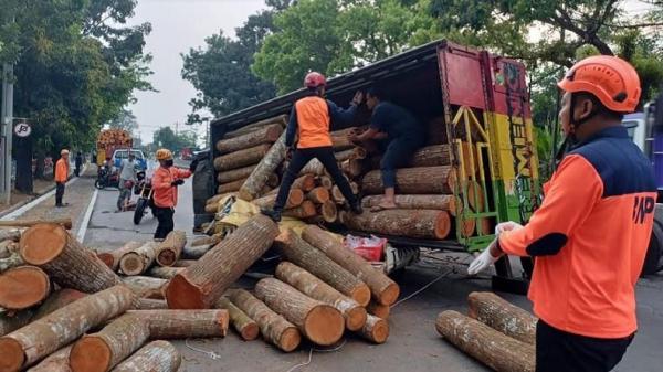 Kecelakaan Maut di Depan Makodam Diponegoro, Suami Istri Tewas Tertimpa Truk Muatan Kayu