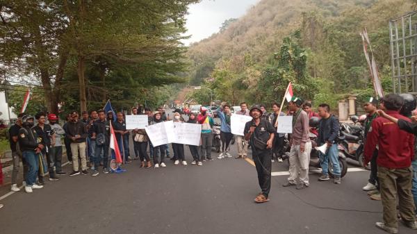 Demo Kawal Demokrasi, Mahasiswa Kota Banjar Blokir Jalan Nasional