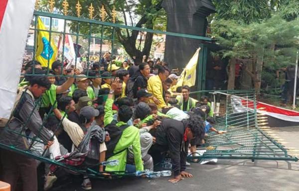 8 Fakta Demo Mahasiswa Semarang di DPRD Jateng Ricuh, Nomor 6 Mencekam