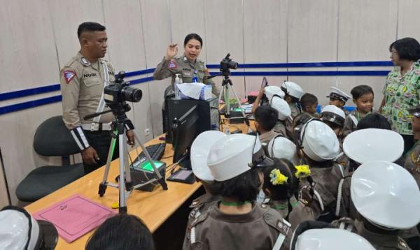 Murid TK Kemala Bhayangkari 01 Kupang Kota Belajar Rambu Lalu Lintas