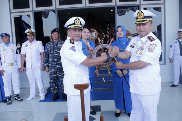 Tradisi Penyerahan Kemudi Kapal dan Kunci di Lanal Semarang, Ini Maknanya