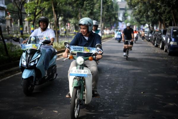 Momen Bey Machmudin Konvoi Motor Listrik Bersama Tokoh Masyarakat di WJF 2024