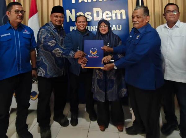 Dukungan Terus Bertambah, Pasangan  Afni Z dan Syamsurizal Terima SK Dukungan dari  Nasdem