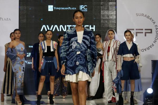 Koleksi 20 Desainer Muda Mahasiswi PCU Tampil di Surabaya Fashion Parade 2024